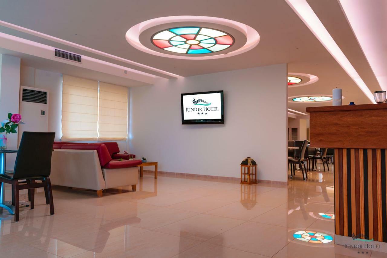 Junior Hotel